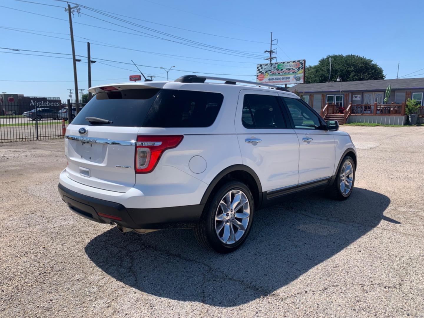 2013 White /Black/Mocha Ford Explorer Limited (1FM5K7F80DG) with an 3.5L FI DOHC 213 CID engine, AUTOMATIC transmission, located at 1830 North Belt Line Road, Irving, TX, 75061, (469) 524-0199, 32.834373, -96.993584 - Photo#5